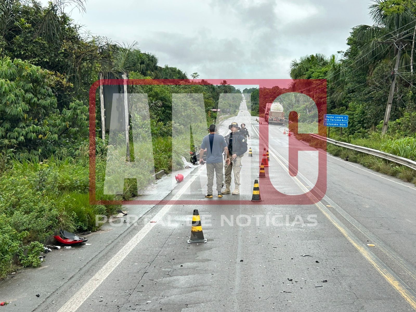 Colisão entre caminhão e motocicleta deixa vítima fatal na BR-174, em Manaus; veja imagens do local