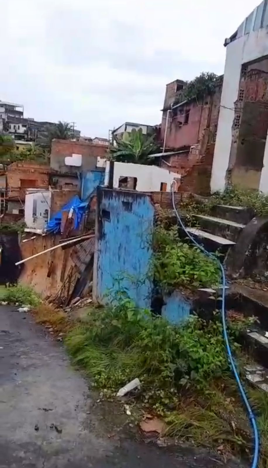 Prejuízo das chuvas constantes: casa desaba no bairro Mauazinho