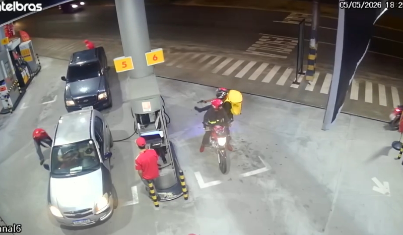Dupla em motocicleta realiza série de assaltos em sequência na zona norte de Manaus