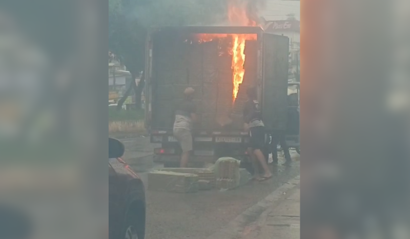 VÍDEO: caminhão carregado pega fogo e assusta moradores na zona oeste de Manaus