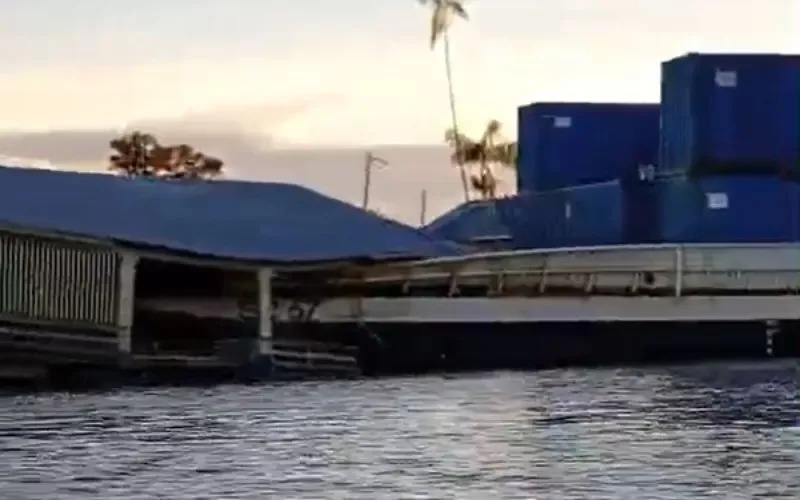 Balsa atinge flutuante e destrói parte da estrutura em comunidade ribeirinha no Amazonas