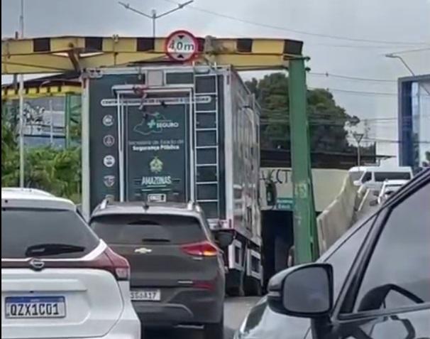 Caminhão fica preso em estrutura na avenida Constantino Nery