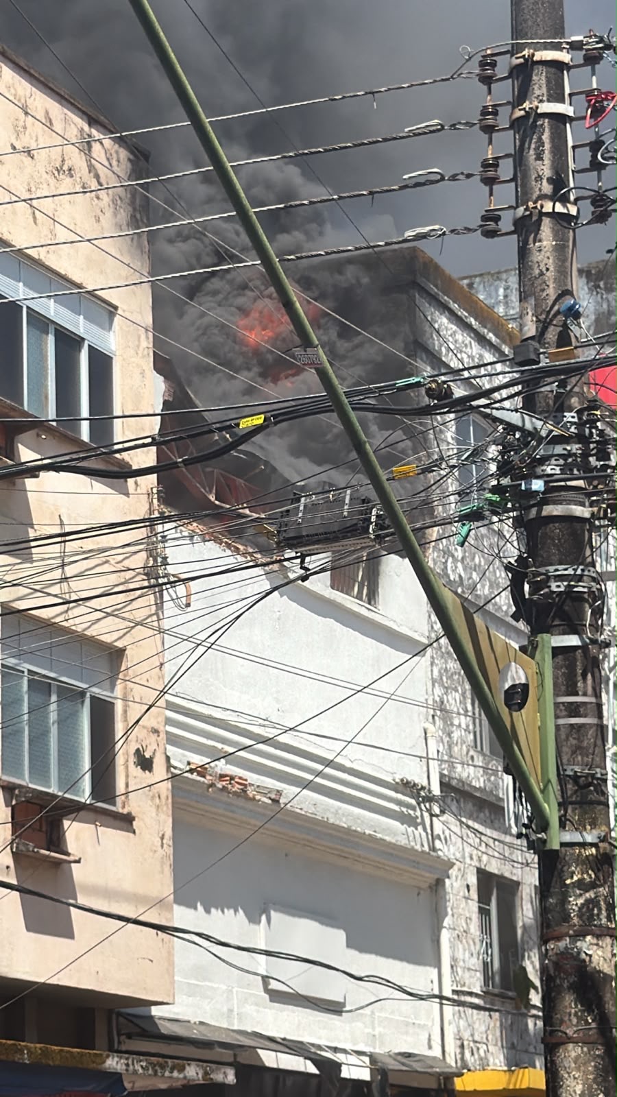 Incêndio atinge prédio e provoca desabamento de parte da estrutura no Centro de Manaus