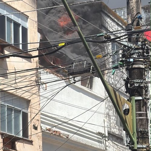 Incêndio atinge prédio e provoca desabamento de parte da estrutura no Centro de Manaus