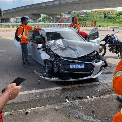 Motorista perde o controle e bate em viaduto na zona sul de Manaus