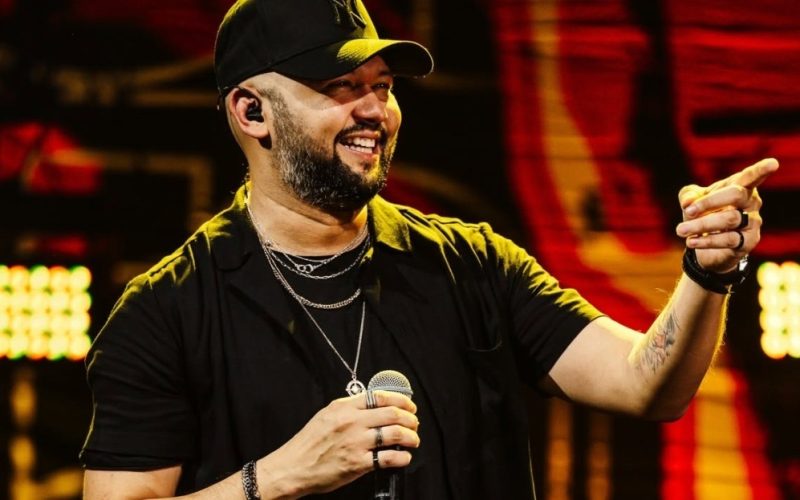 Uendel Pinheiro faz show gratuito de pagode no Shopping Grande Circular nesta sexta