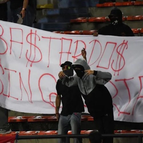 Confusão com fogos e tentativa de invasão paralisa jogo entre Flamengo e Medellín na Libertadores