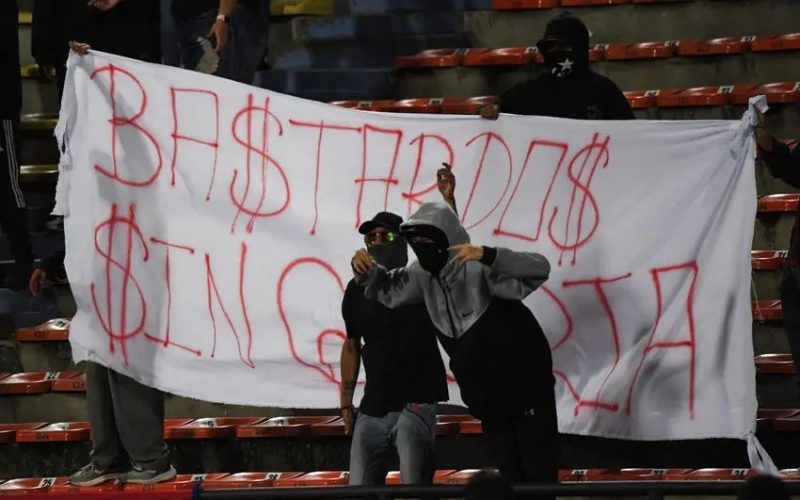 Confusão com fogos e tentativa de invasão paralisa jogo entre Flamengo e Medellín na Libertadores