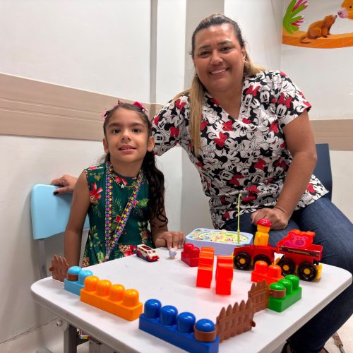 Após terapias na Hapvida, criança neurodivergente avança na comunicação e conquista autonomia no dia a dia