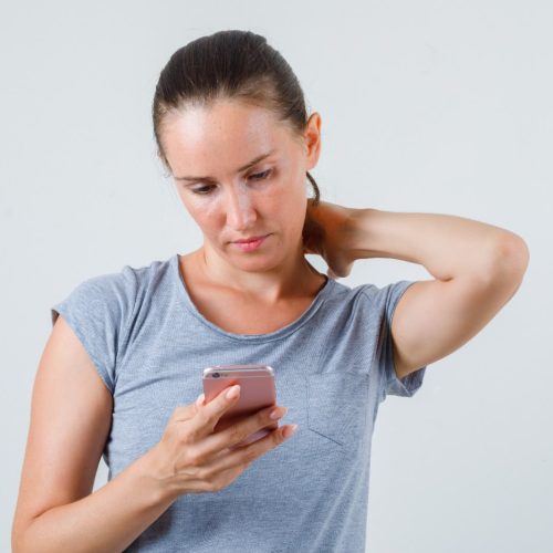 Uso excessivo do celular pode aumentar risco de dores no pescoço e nas costas