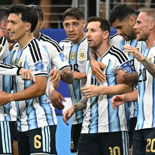 Messi marca duas vezes, quebra recorde histórico e garante Argentina nas oitavas da Copa do Mundo