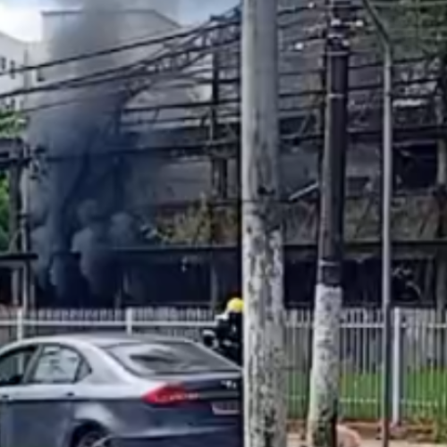 Incêndio atinge antigo edifício desativado na avenida André Araújo, em Manaus