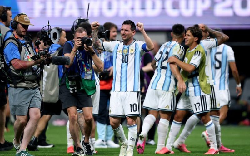 Messi vai às lágrimas após vitória de 3 a 2 da Argentina sobre o Egito na Copa — Foto: IMAGN IMAGES via Reuters/Brett Davis