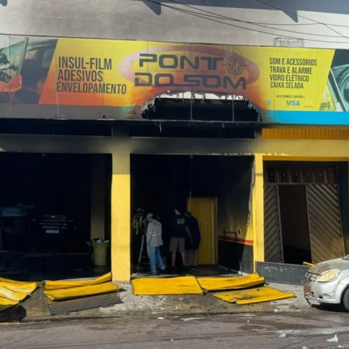 Carro pega fogo dentro de empresa e mobiliza bombeiros no bairro Cidade Nova, em Manaus