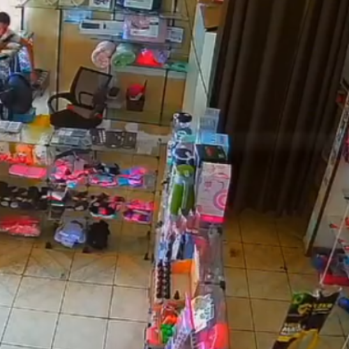 Homem furta celular em menos de cinco segundos dentro de loja no Centro de Iranduba; ação é registrada por câmeras