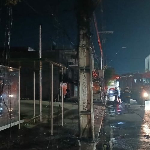 Incêndio atinge postes e fiação elétrica na avenida Djalma Batista, em Manaus
