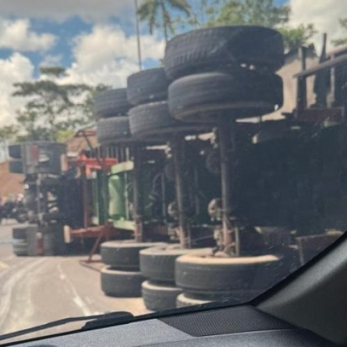 Carreta tomba e derrama óleo na pista, provocando quedas de motociclistas em Manaus