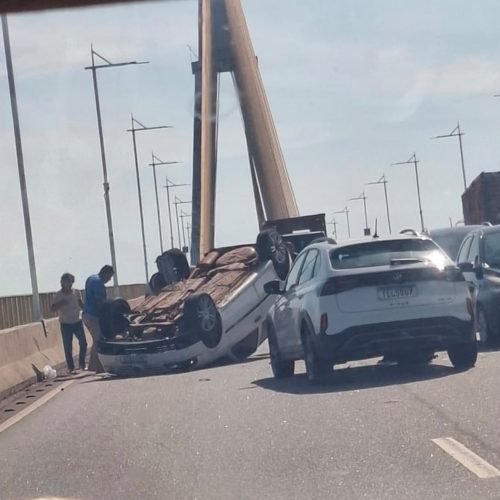 Carro capota após acidente envolvendo dois veículos na Ponte Rio Negro, em Manaus