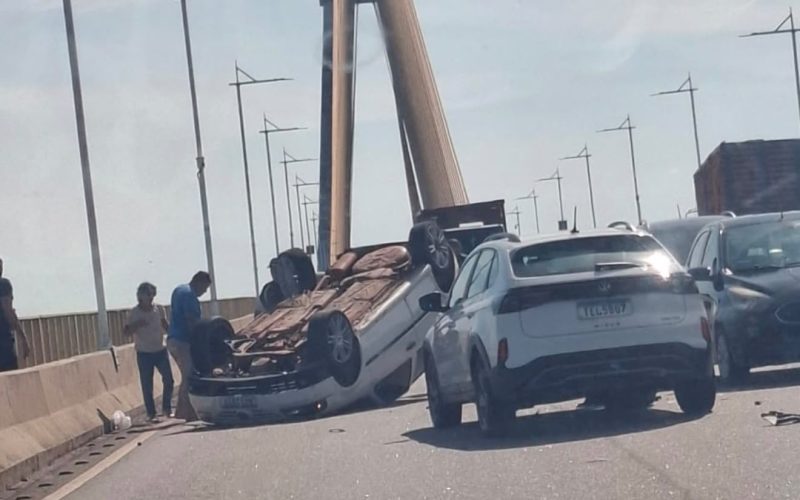 Carro capota após acidente envolvendo dois veículos na Ponte Rio Negro, em Manaus