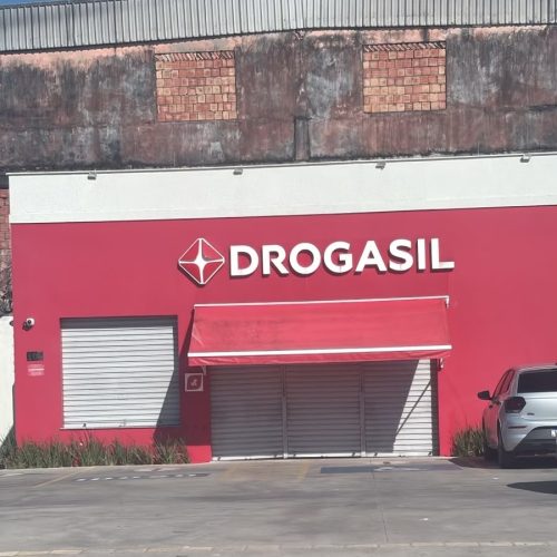 Homem armado invade drogaria e rouba R$ 37 mil em canetas emagrecedoras e R$ 5 mil em dinheiro em Manaus