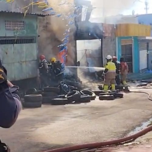 incêndio assusta moradores e mobiliza Bombeiros no Parque das Nações, em Manaus