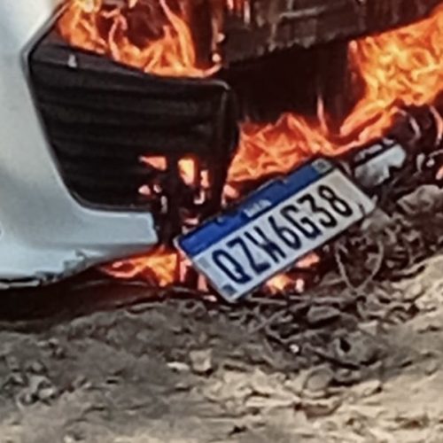 Carro é destruído por incêndio no Ramal do Brasileirinho, em Manaus