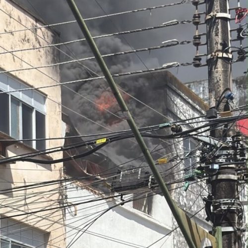 Incêndio assusta comerciantes e provoca correria no Centro de Manaus