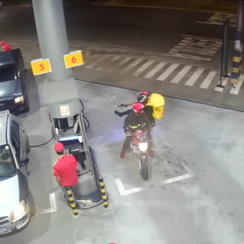 Dupla em motocicleta realiza série de assaltos em sequência na zona norte de Manaus