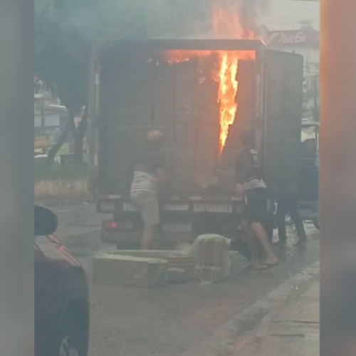 VÍDEO: caminhão carregado pega fogo e assusta moradores na zona oeste de Manaus