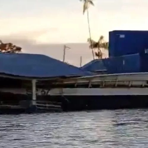 Balsa atinge flutuante e destrói parte da estrutura em comunidade ribeirinha no Amazonas