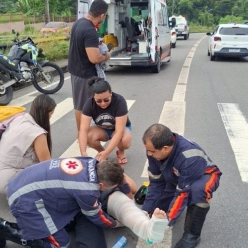 Motociclista fica ferida após acidente na avenida das Torres em Manaus