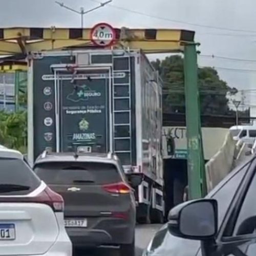 Caminhão fica preso em estrutura na avenida Constantino Nery