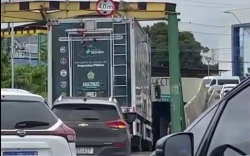 Caminhão fica preso em estrutura na avenida Constantino Nery