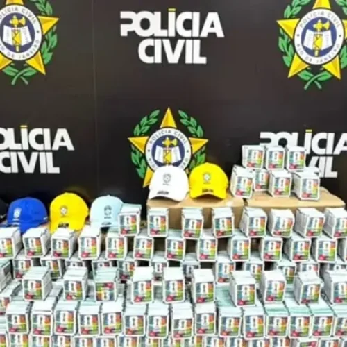 GOLPE DA COPA: Polícia apreende 200 mil figurinhas falsas do álbum da Copa de 2026
