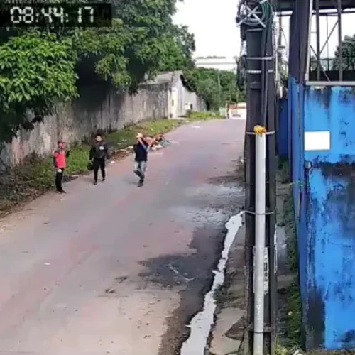 VEJA: assaltantes saem correndo após tentativa de assalto dar errado em concessionária de Manaus