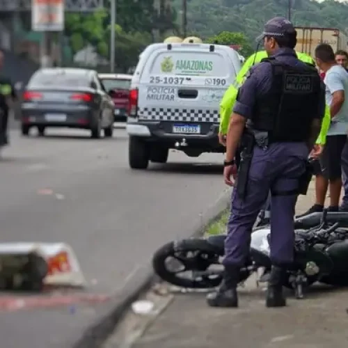 Motociclista morre após acidente com carreta na avenida Rodrigo Otávio, em Manaus