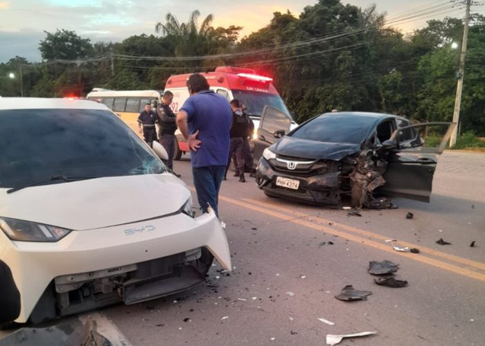 Colisão frontal entre veículos deixa feridos na BR-174, no Amazonas