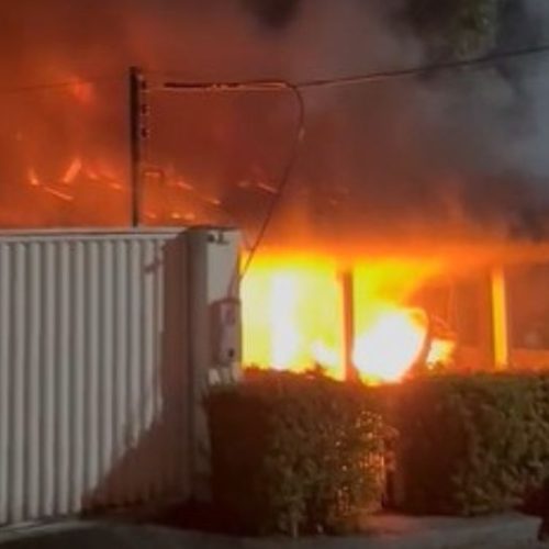 Casa é destruída por incêndio durante a noite em condomínio de Manaus