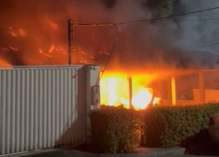 Casa é destruída por incêndio durante a noite em condomínio de Manaus