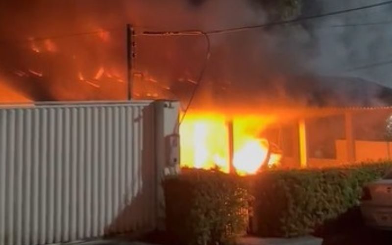 Casa é destruída por incêndio durante a noite em condomínio de Manaus