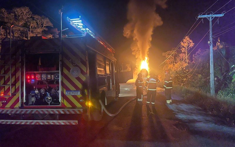 Caminhão-tanque pega fogo na BR-174 e interdita rodovia por quatro horas
