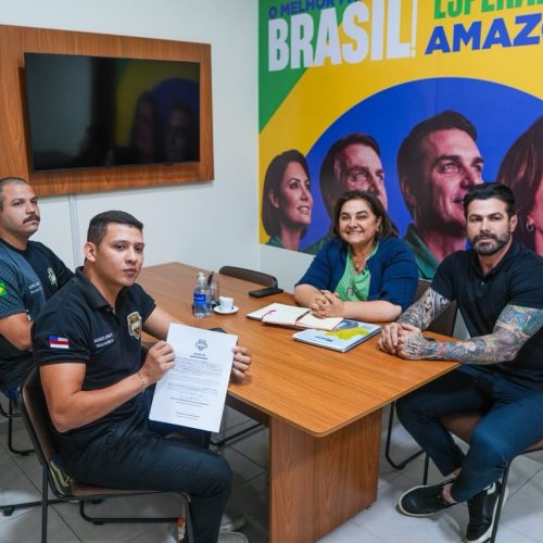 Professora Maria do Carmo assina Carta Compromisso para chamamento de aprovados no Concurso da PM-AM